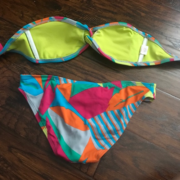 Bikini - Picture 3 of 4